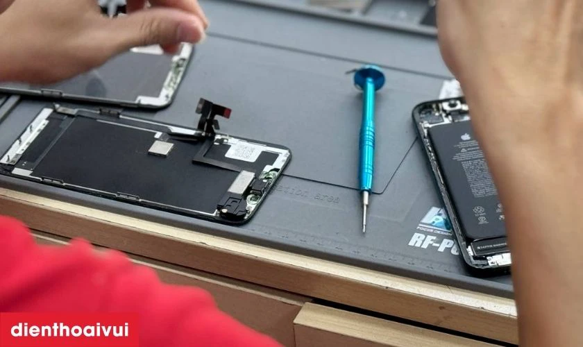 Kỹ thuật vi&ecirc;n thay loa trong Samsung A22
