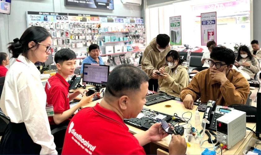 Thay main điện thoại gi&aacute; rẻ v&agrave; uy t&iacute;n tại Điện Thoại Vui