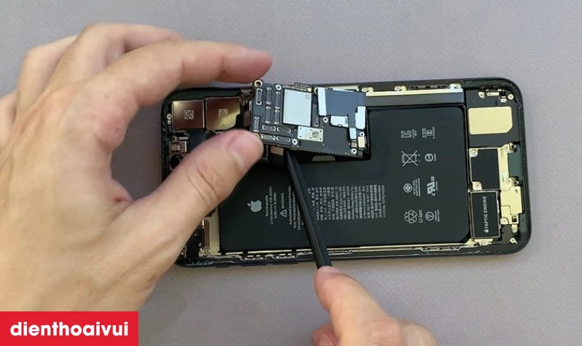 C&oacute; n&ecirc;n thay main iPhone 11 Pro Max kh&ocirc;ng