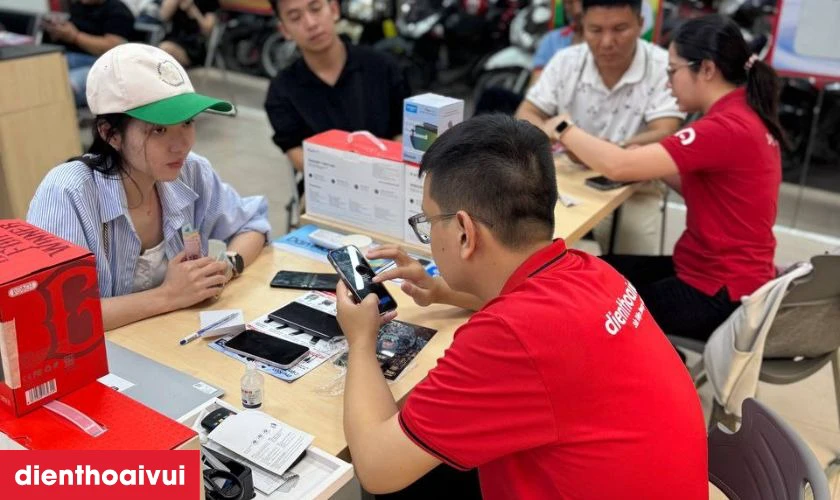 Quy tr&igrave;nh thay main iPhone 12 Pro chuy&ecirc;n nghiệp lấy liền tại Điện Thoại Vui