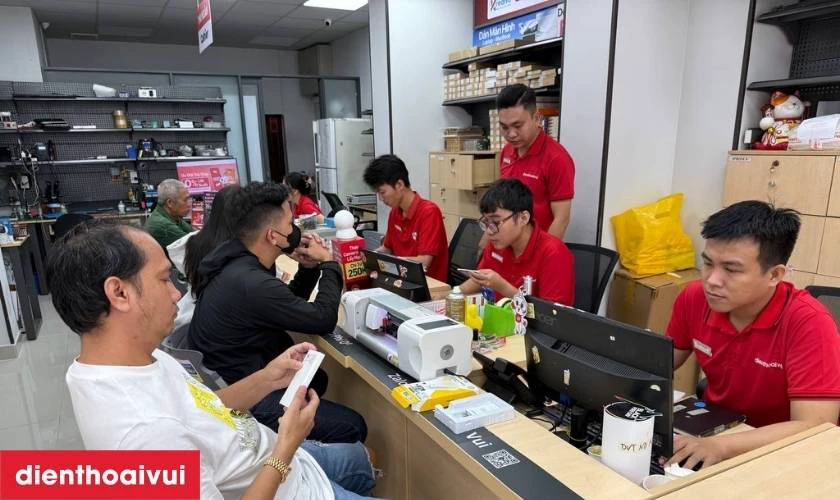 Dịch vụ thay main iPhone 12 Pro Max ch&iacute;nh h&atilde;ng, lấy liền tại Điện Thoại Vui