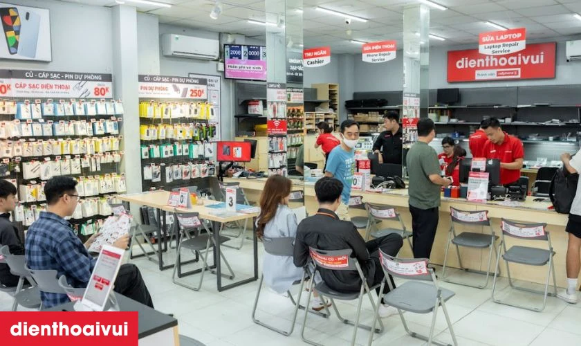 B&agrave;n giao điện thoại v&agrave; hướng dẫn kh&aacute;ch thanh to&aacute;n