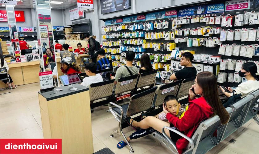 Kiểm tra điện thoại, chẩn đo&aacute;n v&agrave; b&aacute;o gi&aacute; thay main