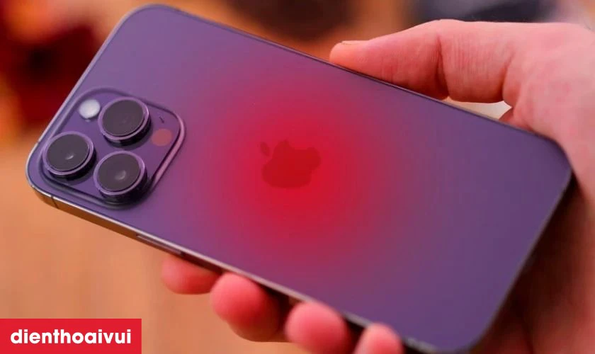 iPhone n&oacute;ng bất thường cần kiểm tra v&agrave; thay main mới