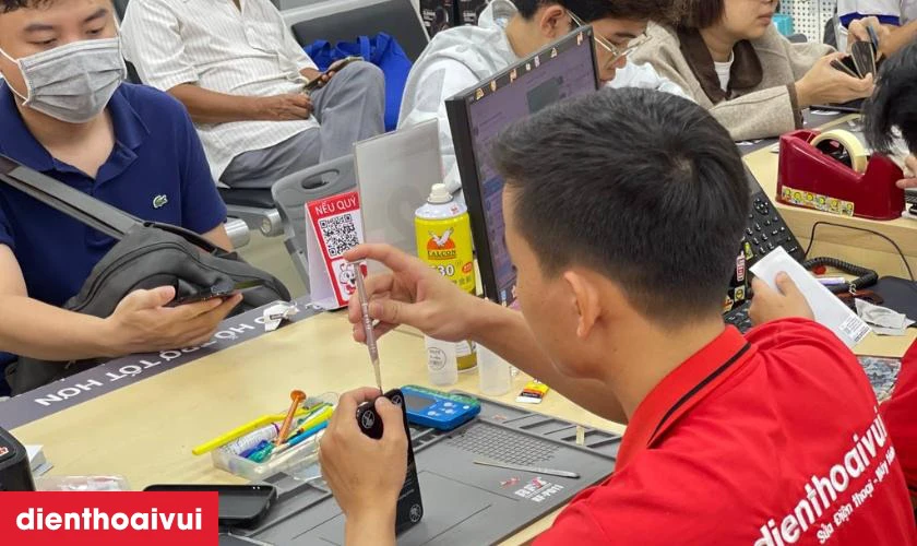 Quy tr&igrave;nh thay main iPhone 6s Plus 32GB chuy&ecirc;n nghiệp lấy liền tại Điện Thoại Vui