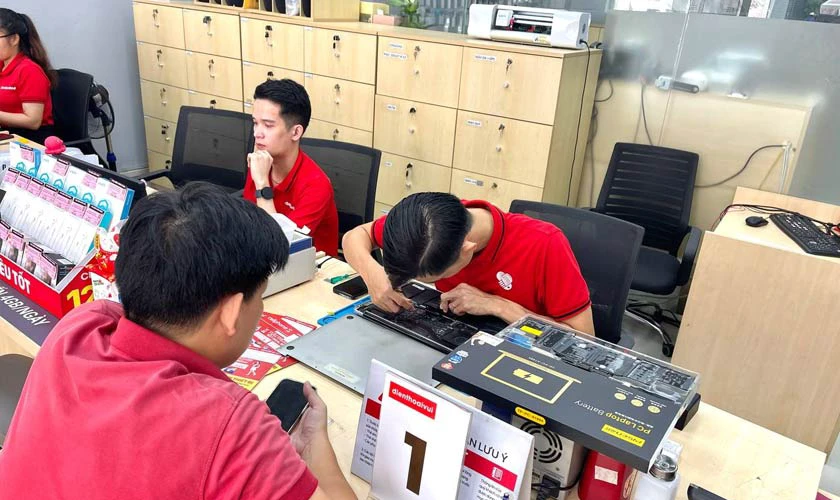 Kỹ thuật vi&ecirc;n tại cửa h&agrave;ng Điện Thoại Vui quận 6
