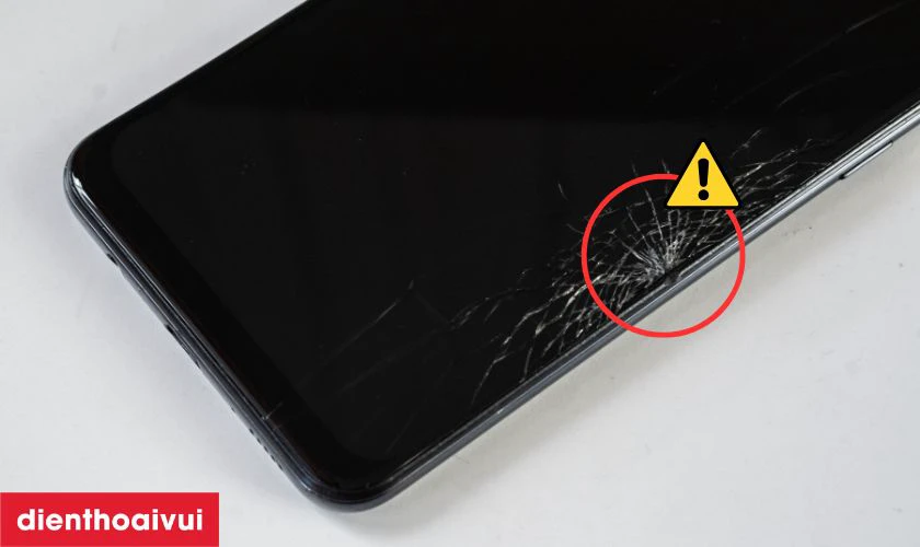M&agrave;n h&igrave;nh điện thoại xuất hiện c&aacute;c vết nứt