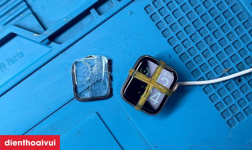 Sau khi thay m&agrave;n, kỹ thuật vi&ecirc;n sẽ kiểm tra lại to&agrave;n bộ t&iacute;nh năng