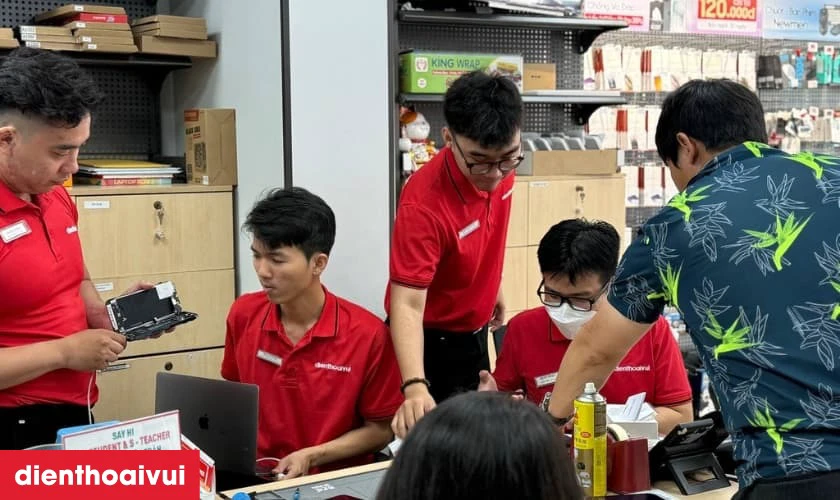Quy tr&igrave;nh thay m&agrave;n h&igrave;nh Apple Watch Ultra chuy&ecirc;n nghiệp lấy liền tại Điện Thoại Vui