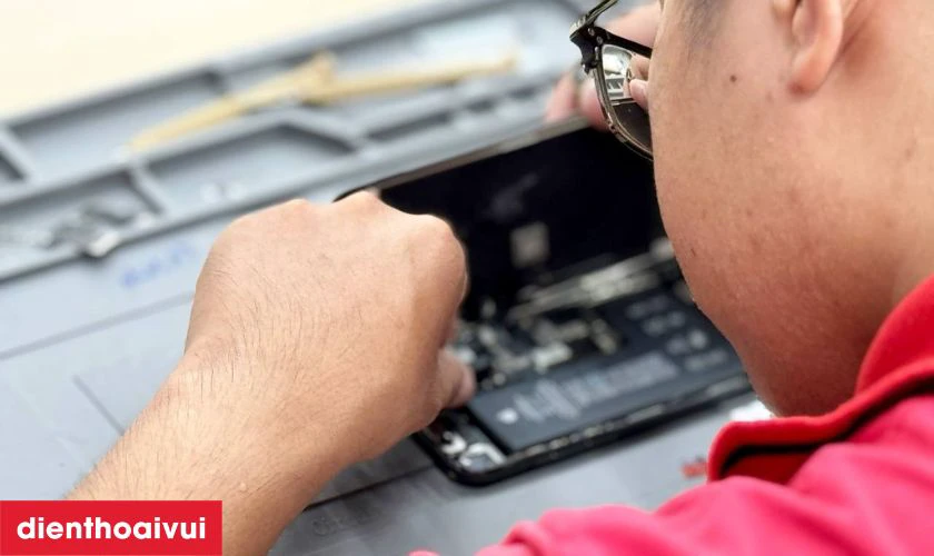 Quy tr&igrave;nh thay m&agrave;n h&igrave;nh Asus Rog Phone 6 chuy&ecirc;n nghiệp lấy liền tại Điện Thoại Vui