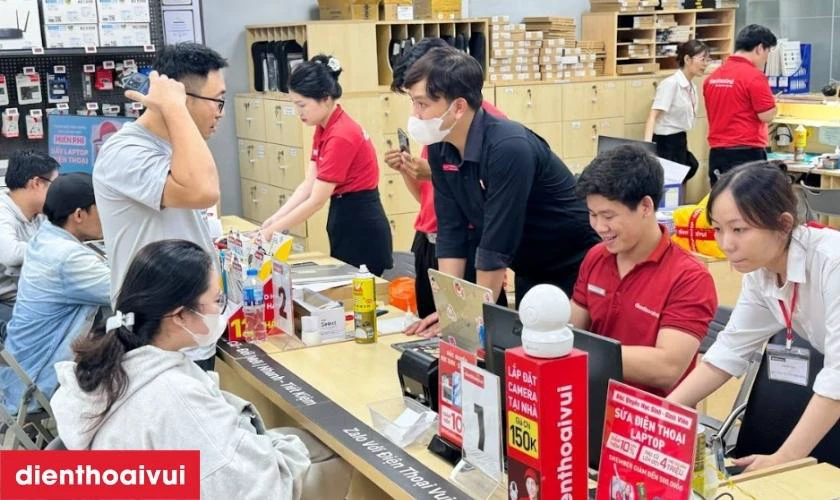 Khách hàng có thể trực tiếp theo dõi quá trình thay minh bạch
