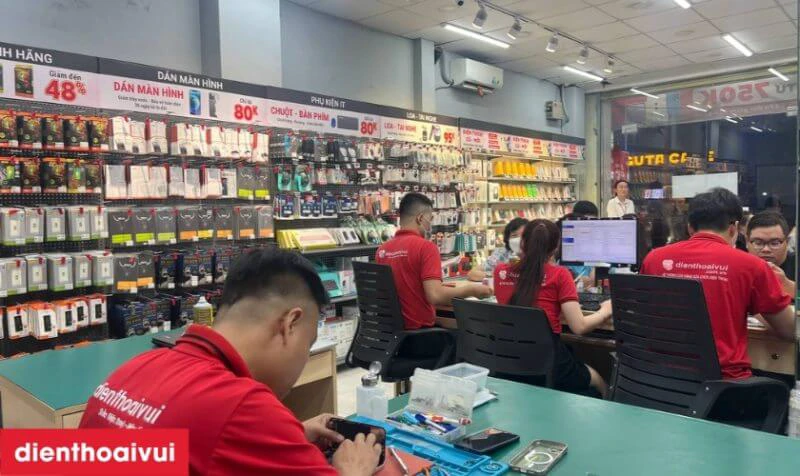 Khách hàng nhận lại máy và thanh toán