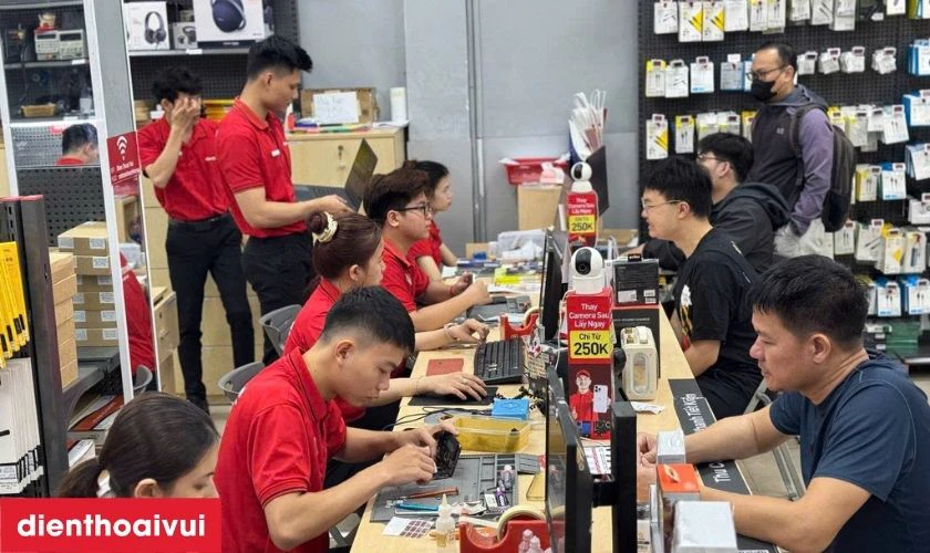 Kỹ thuật viên sử dụng dụng cụ chuyên dụng để tháo màn hình cũ