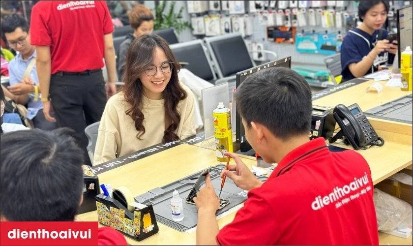 Chuy&ecirc;n vi&ecirc;n c&oacute; kinh nghiệm, thực hiện thay m&agrave;n chuẩn x&aacute;c