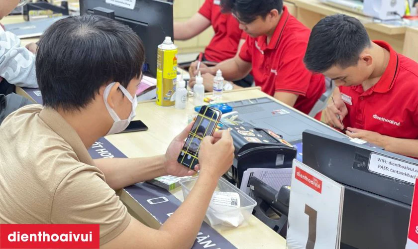 Kỹ thuật vi&ecirc;n kiểm tra lại cảm ứng, độ hiển thị v&agrave; ngoại quan