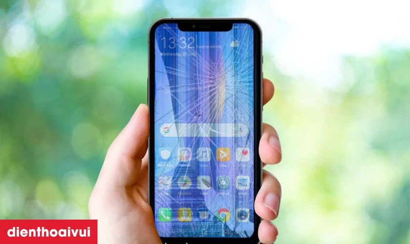 M&agrave;n h&igrave;nh nứt vỡ, xuất hiện sọc nhiễu l&agrave; dấu hiệu cần thay m&agrave;n h&igrave;nh mới