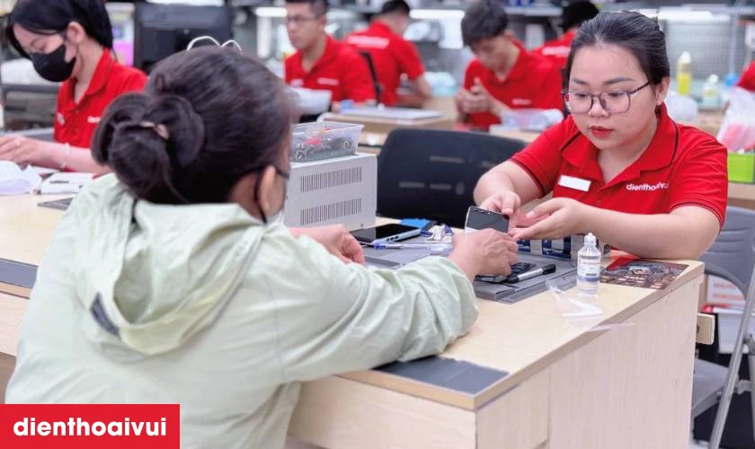 Quy tr&igrave;nh thay m&agrave;n h&igrave;nh Huawei Nova 4 chuy&ecirc;n nghiệp lấy liền tại Điện Thoại Vui