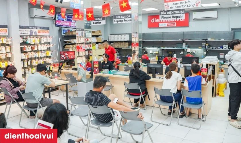 Nh&acirc;n vi&ecirc;n gửi m&aacute;y đ&atilde; thay m&agrave;n mới lại cho kh&aacute;ch kiểm tra m&aacute;y sau thay