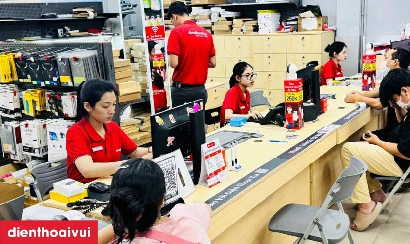 Nh&acirc;n vi&ecirc;n sẽ b&agrave;n giao m&aacute;y để kh&aacute;ch h&agrave;ng kiểm tra