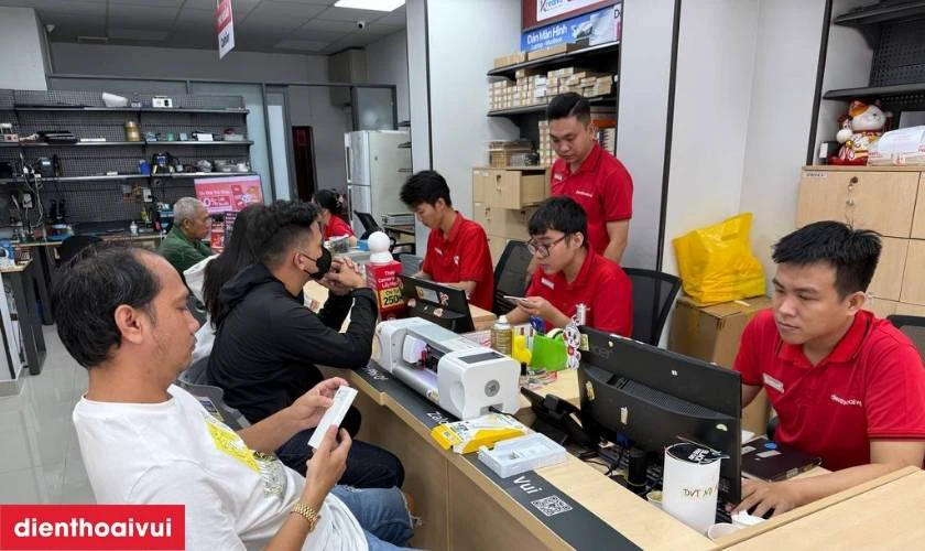 Dịch vụ thay thế linh kiện điện thoại ch&iacute;nh h&atilde;ng, lấy liền tại Điện Thoại Vui