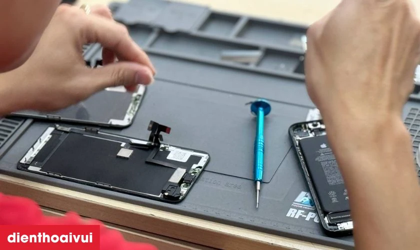 Quy tr&igrave;nh thay m&agrave;n h&igrave;nh Huawei P20 Pro chuy&ecirc;n nghiệp lấy liền tại Điện Thoại Vui