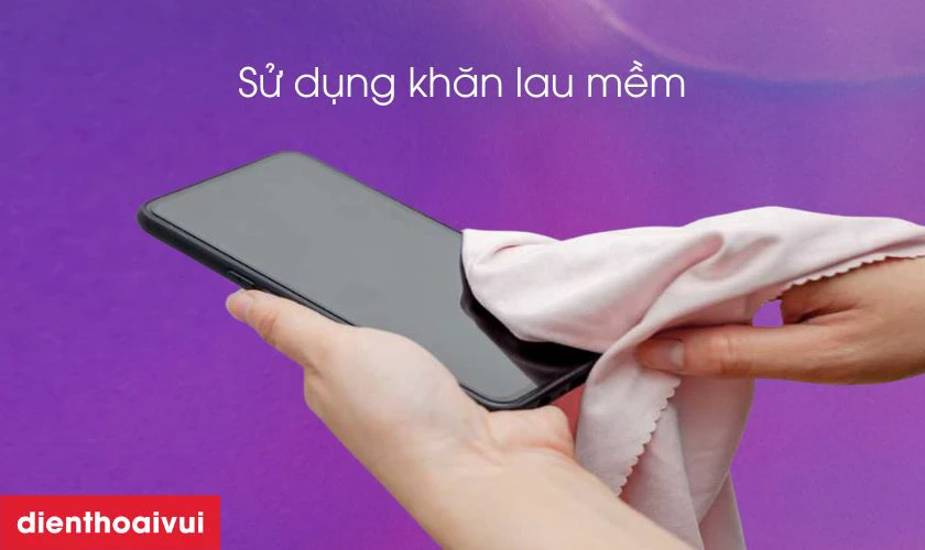 Lau màn hình bằng khăn mềm