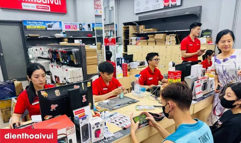 Khách hàng kiểm tra máy lần cuối, sau đó thanh toán