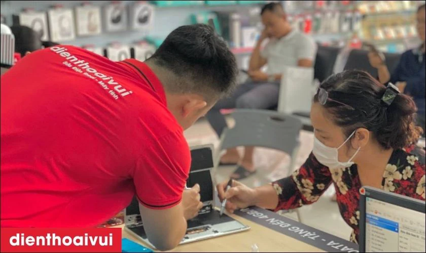 R&aacute;p ho&agrave;n thiện iPad v&agrave; d&aacute;n tem bảo h&agrave;nh