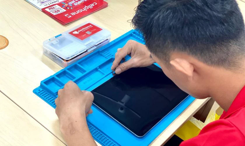 Quy tr&igrave;nh thay m&agrave;n h&igrave;nh chuy&ecirc;n nghiệp cho iPad Pro tại Điện Thoại Vui&nbsp;