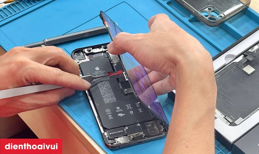 Thay m&agrave;n h&igrave;nh iPhone 11 Pro Max ch&iacute;nh h&atilde;ng GENA tại Điện Thoại Vui