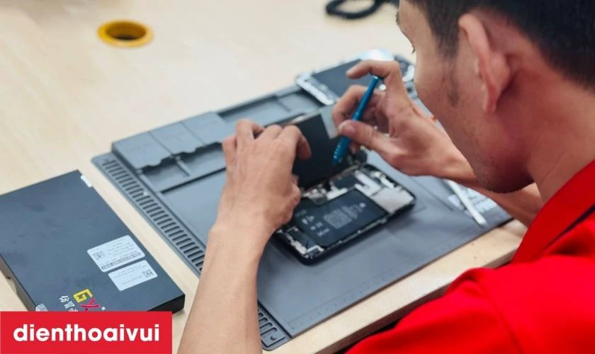 Dịch vụ thay m&agrave;n h&igrave;nh ch&iacute;nh h&atilde;ng GX cho iPhone 12 Pro tại Điện Thoại Vui