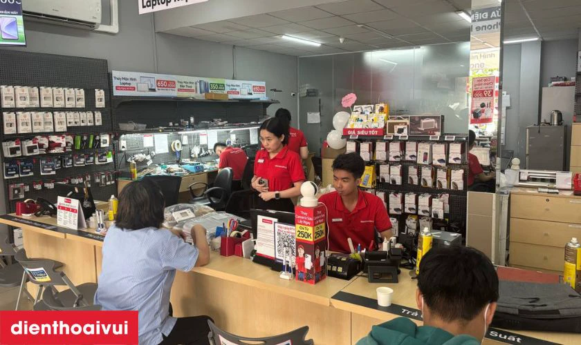 Quy tr&igrave;nh thay m&agrave;n h&igrave;nh iPhone 13 mini tại trung t&acirc;m uy t&iacute;n