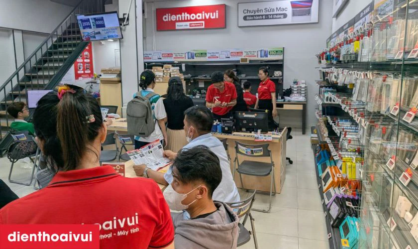 Thay m&agrave;n h&igrave;nh iPhone 13 mini uy t&iacute;n gi&aacute; rẻ tại Điện Thoại Vui