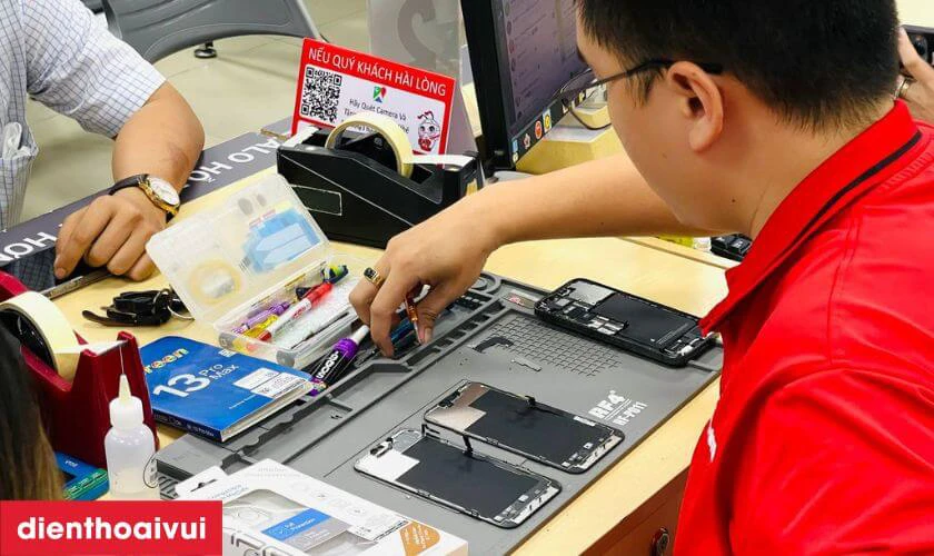 Dịch vụ thay m&agrave;n h&igrave;nh ch&iacute;nh h&atilde;ng GENA gi&aacute; tốt tại Điện Thoại Vui