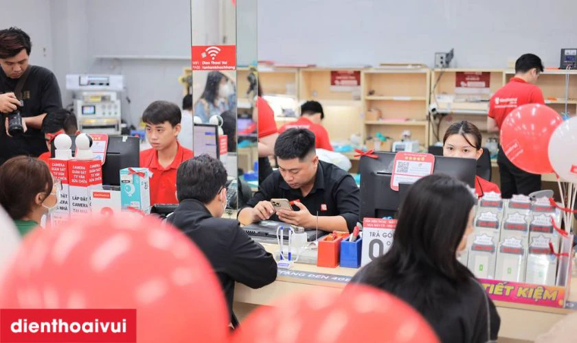 Thay m&agrave;n h&igrave;nh iPhone 14 Plus GENA ch&iacute;nh h&atilde;ng tại Điện Thoại Vui