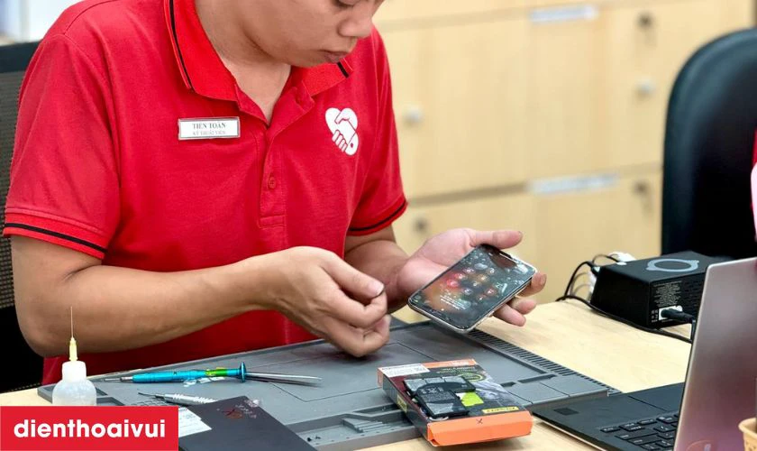 Kinh nghiệm thay m&agrave;n h&igrave;nh iPhone 15 ch&iacute;nh h&atilde;ng, gi&aacute; hợp l&yacute;