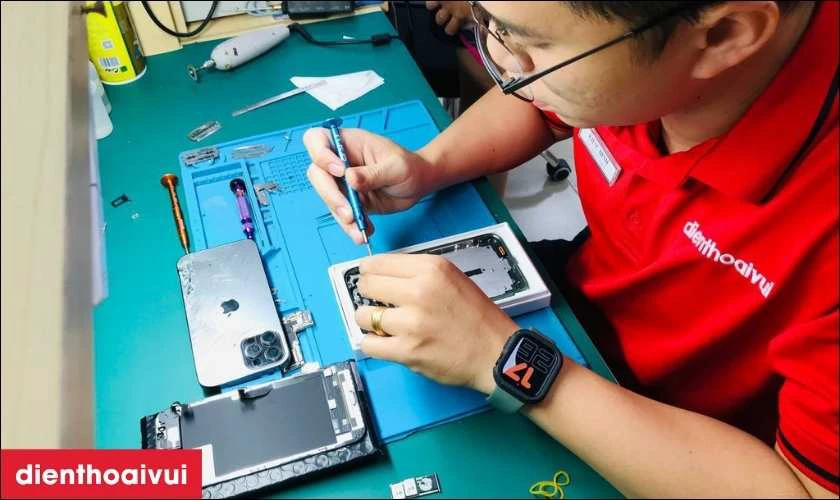Quy tr&igrave;nh thay m&agrave;n h&igrave;nh iPhone 15 Plus tại Điện Thoại Vui