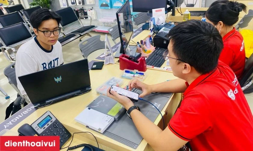 Quy tr&igrave;nh thay m&agrave;n h&igrave;nh iPhone 15 Pro tại Điện Thoại Vui