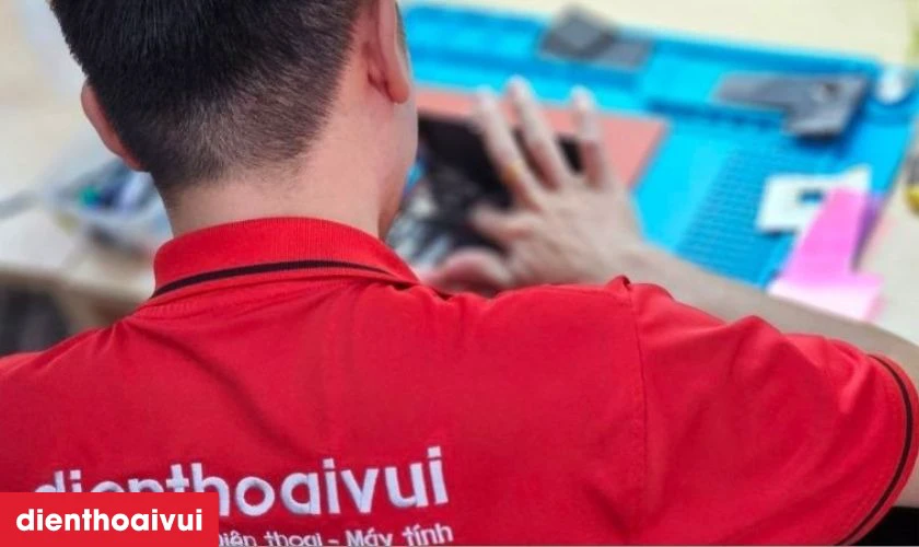 Kỹ thuật vi&ecirc;n giỏi, gi&agrave;u kinh nghiệm trực tiếp thay m&agrave;n h&igrave;nh mới