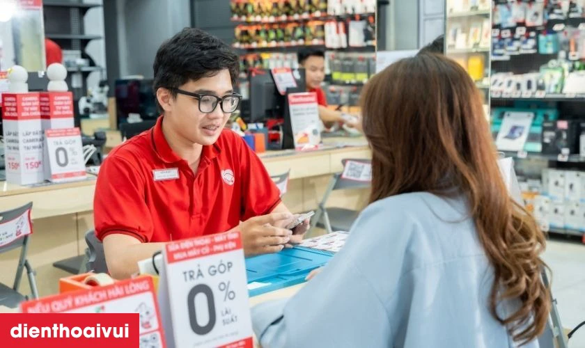 Kh&aacute;ch h&agrave;ng kiểm tra m&aacute;y trước khi thanh to&aacute;n