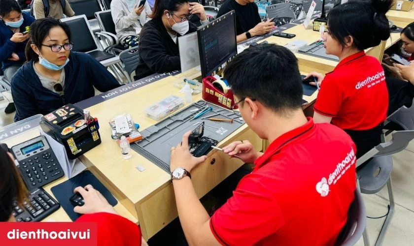 Thay m&agrave;n h&igrave;nh iPhone 16 Pro ch&iacute;nh h&atilde;ng GENA ở đ&acirc;u uy t&iacute;n, lấy liền lại TPHCM v&agrave; H&agrave; Nội?
