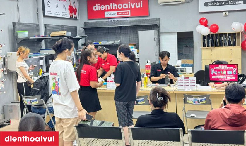 Nh&acirc;n vi&ecirc;n Điện Thoại Vui tiếp nhận điện thoại bị vỡ m&agrave;n h&igrave;nh