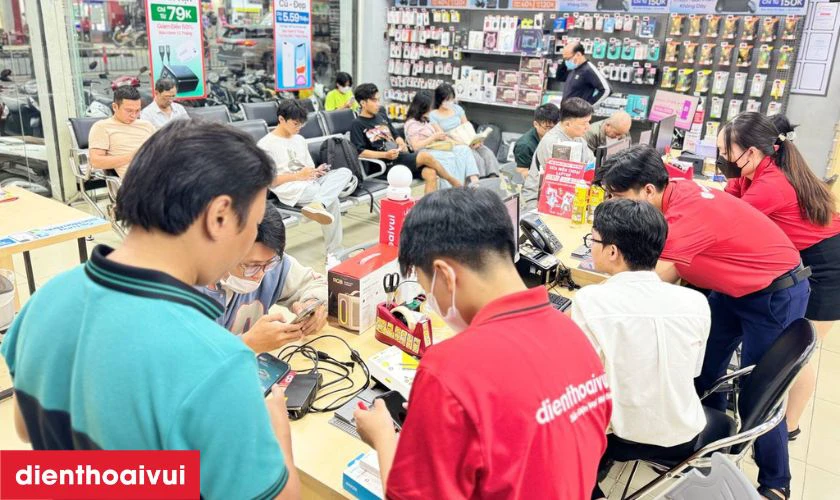 Nh&acirc;n vi&ecirc;n gửi lại điện thoại cho kh&aacute;ch v&agrave; hướng dẫn thanh to&aacute;n