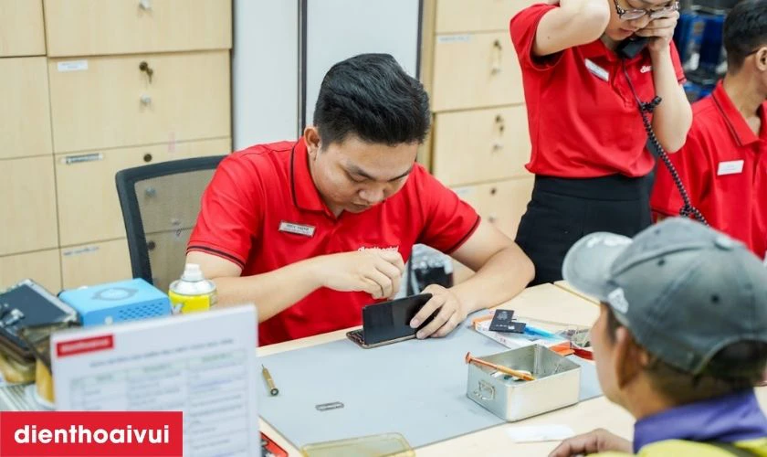 Quy tr&igrave;nh thay m&agrave;n h&igrave;nh iPhone 17 Pro chuy&ecirc;n nghiệp tại Điện Thoại Vui