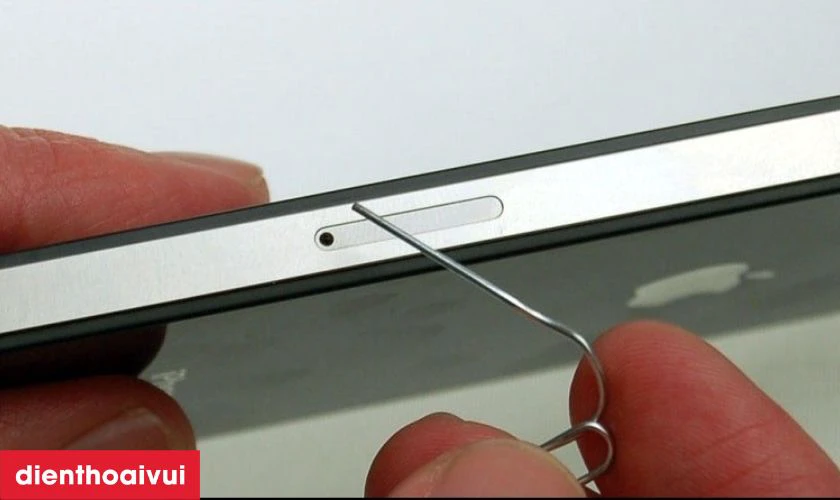 D&ugrave;ng que chọc SIM để th&aacute;o khay SIM ở cạnh b&ecirc;n phải m&aacute;y