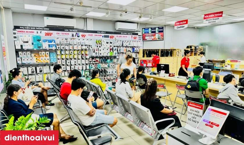 Cửa h&agrave;ng thay m&agrave;n h&igrave;nh iPhone XS ch&iacute;nh h&atilde;ng Orizin lấy liền tại Điện Thoại Vui
