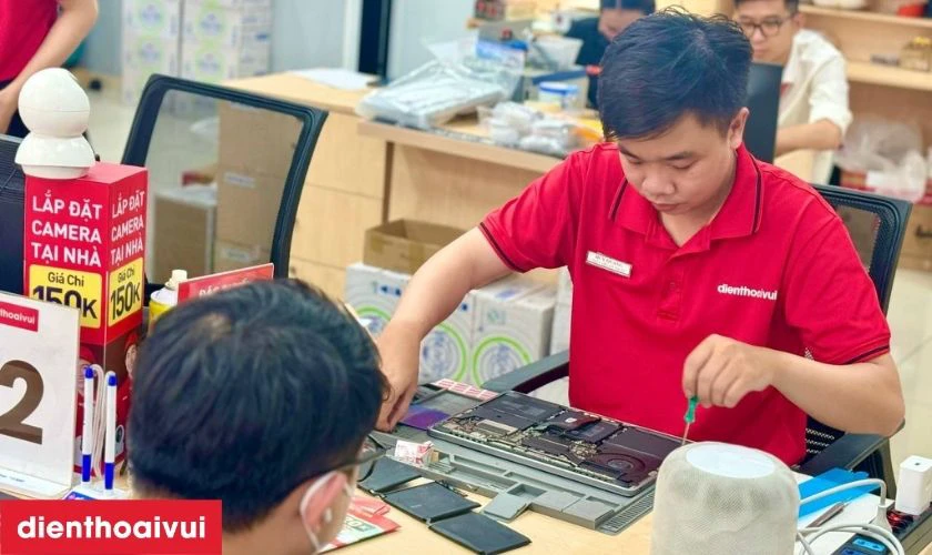 Thay m&agrave;n h&igrave;nh laptop nhanh, chất lượng tại Điện Thoại Vui
