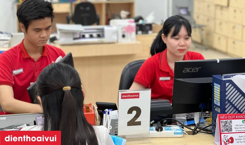 B&agrave;n giao laptop đ&atilde; ho&agrave;n thiện thay thế cho kh&aacute;ch h&agrave;ng