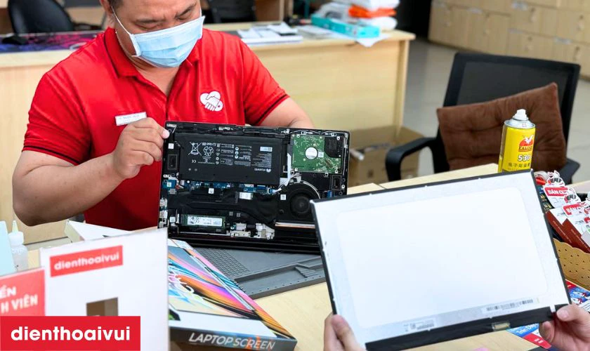 Kỹ thuật vi&ecirc;n ngắt nguồn điện, th&aacute;o m&aacute;y cẩn thận v&agrave; tiến h&agrave;nh thay m&agrave;n h&igrave;nh mới