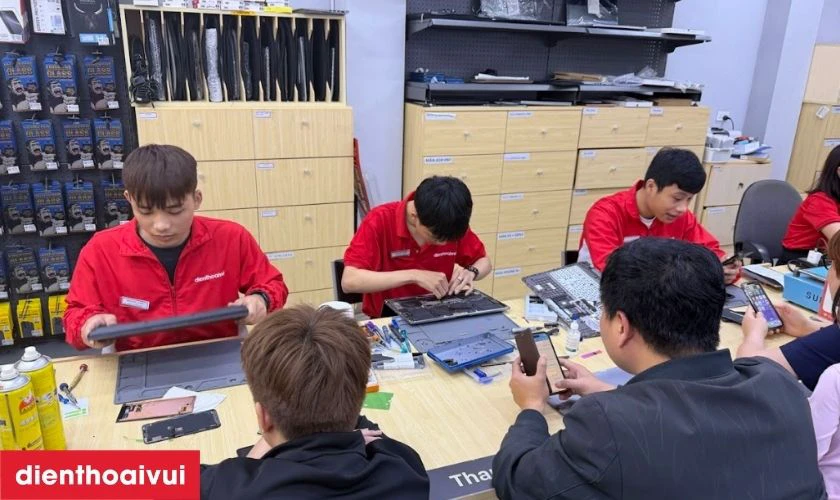 Quy trình thay màn hình Asus VivoBook Flip TP410 giá tốt tại Điện Thoại Vui